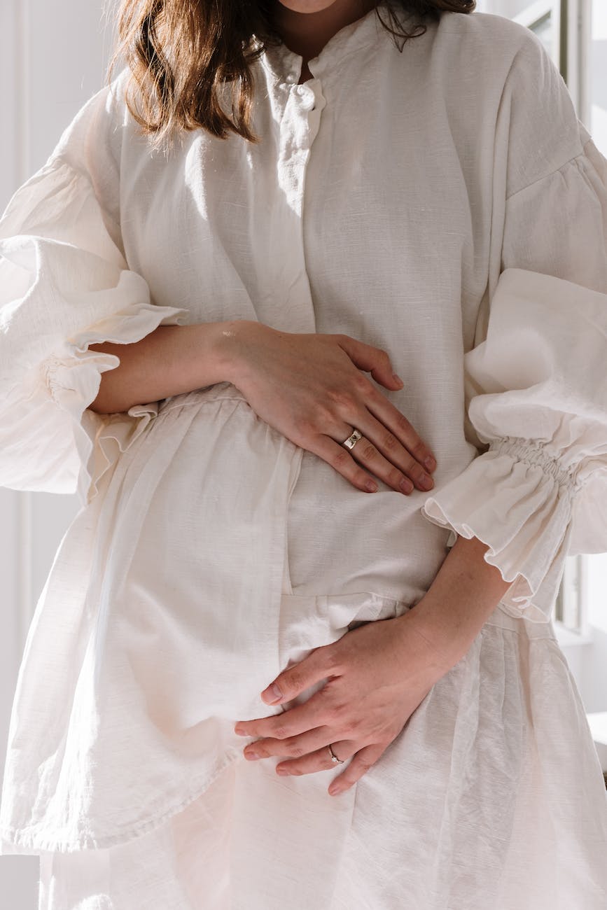 Ansiedad en el embarazo: Cómo encontrar equilibrio y bienestar en esta etapa 1 a pregnant woman in white dress