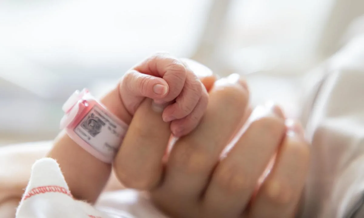 mano de beb prematuro cogiendo dedo de la mano de su mam .jpg