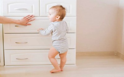 La Marcha Lateral en Bebés: Importancia y Consejos