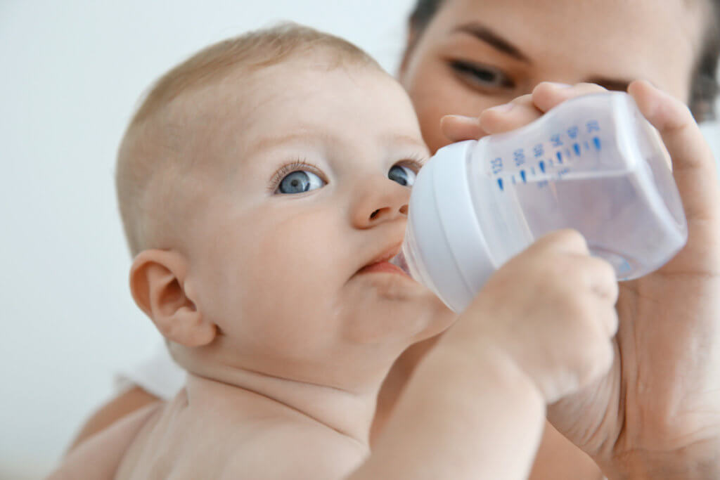 mama ofrece agua biberon bebe 1024x683 1