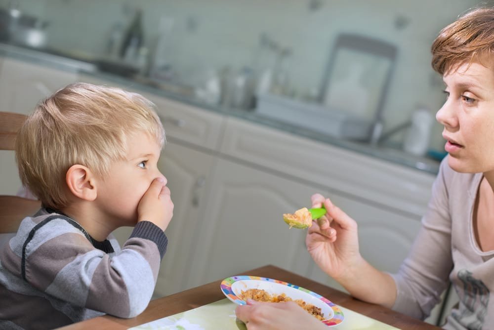 Cómo enseñar a tu hijo a comer solo: Consejos y trucos efectivos 10 Cómo enseñar a tu hijo a comer solo: Consejos y trucos efectivos