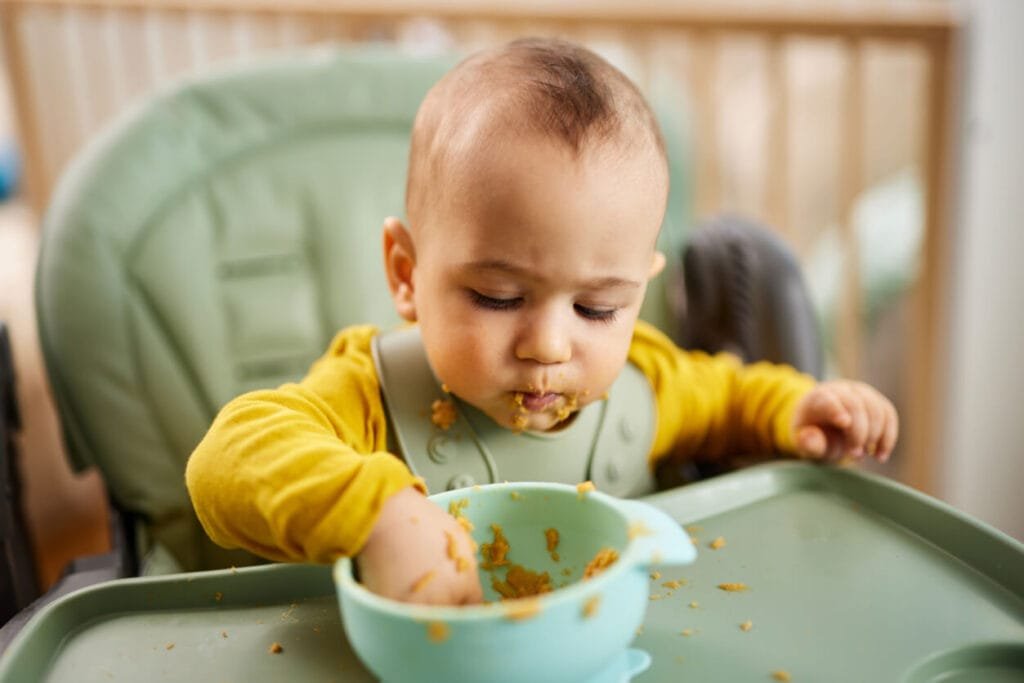 Cómo enseñar a tu hijo a comer solo: Consejos y trucos efectivos 12 comer solo