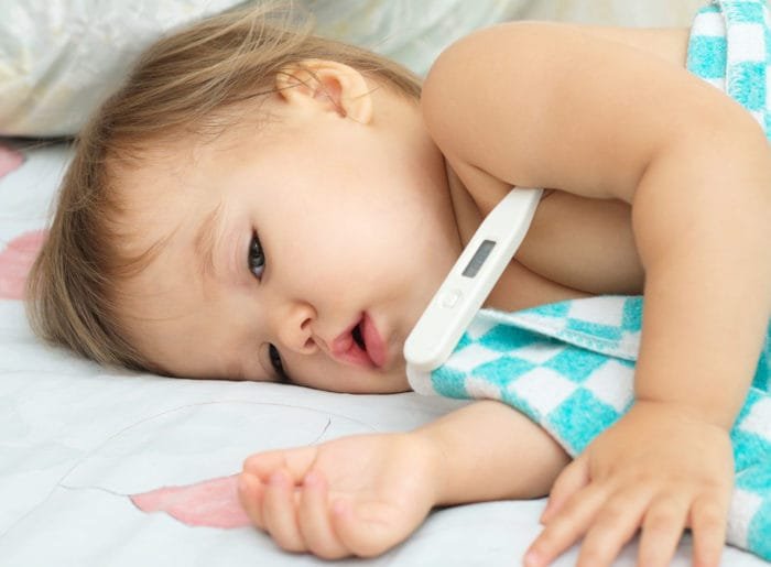 bebé con fiebre