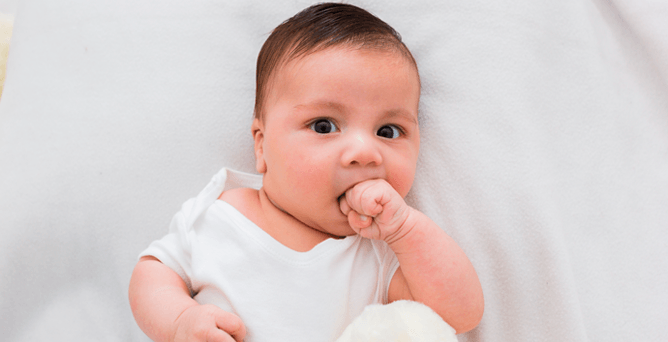 10 Señales de Hambre en tu Bebé: ¡Aprende a Identificarlas! 11 signos de hambre